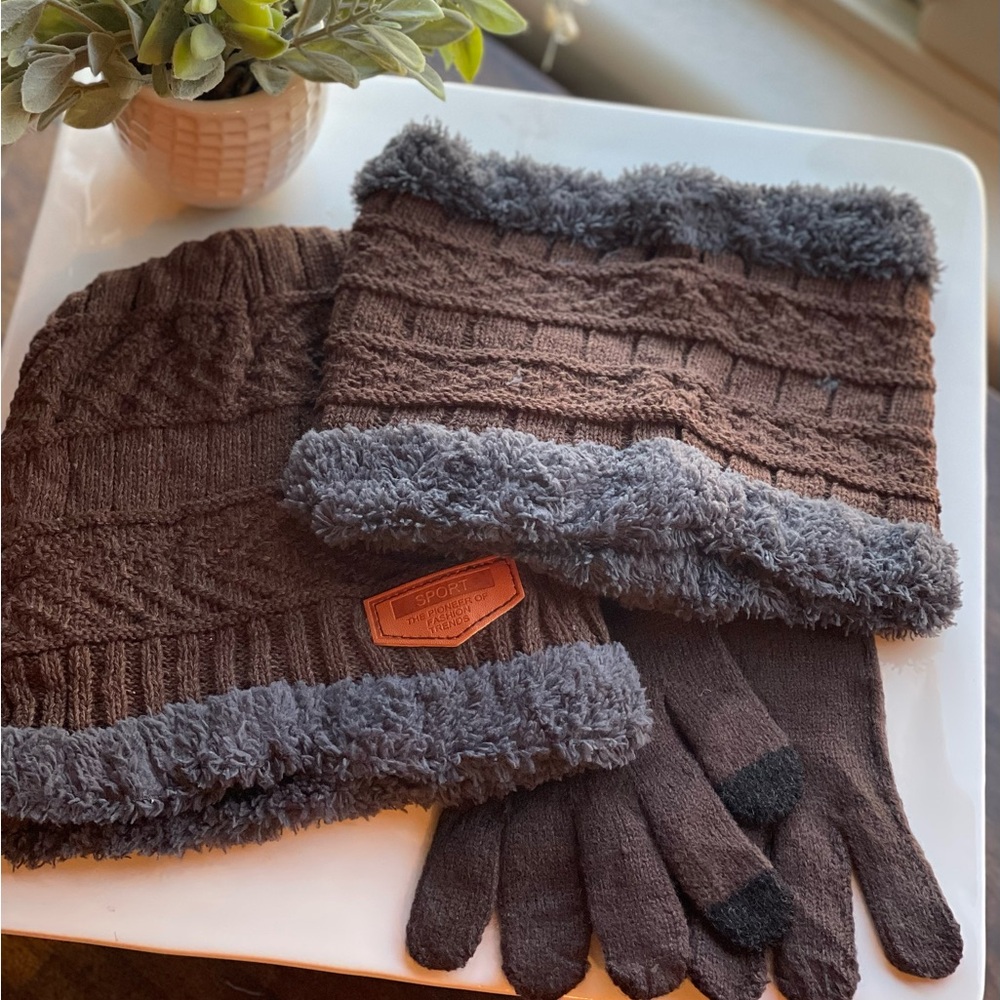 Brown Cable Knit Beanie, Neck warmer and glove set with faux fur trim. NWOT